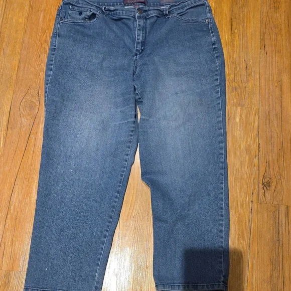 Gloria Vanderbilt Blue Jeans with Embroidered Pockets - Picture 2 of 5